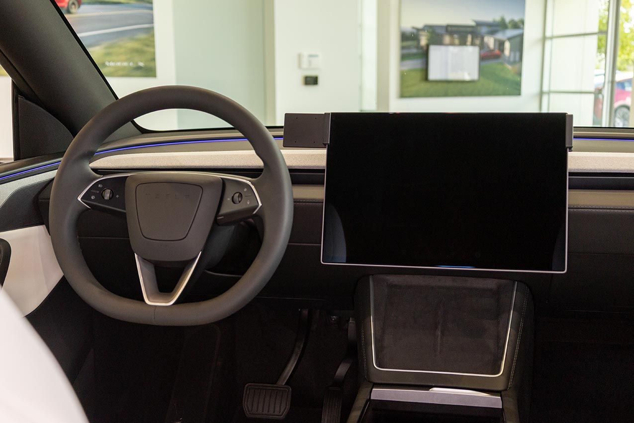 Proclip Tesla Model Y 25½- 16" screen Centre montage